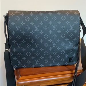 Louis Vuitton DISTRICT MM with Key Lanyard